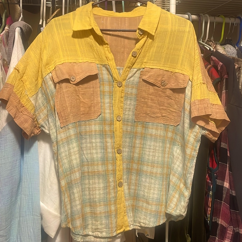 Cute color block thin like material shirt!